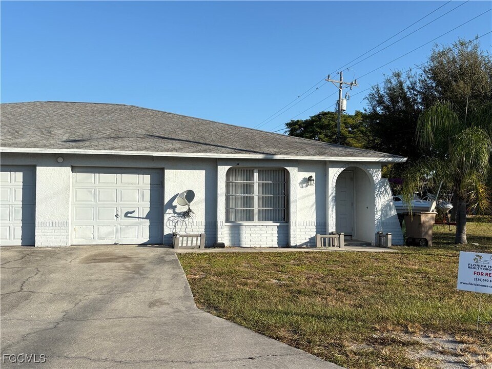 727 SW 39th St in Cape Coral, FL - Building Photo
