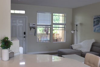 523 W Summerfield Cir in Anaheim, CA - Building Photo - Building Photo