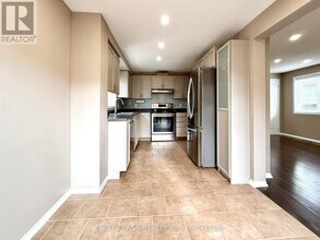 13 Benjamin Ln in Barrie, ON - Building Photo - Building Photo