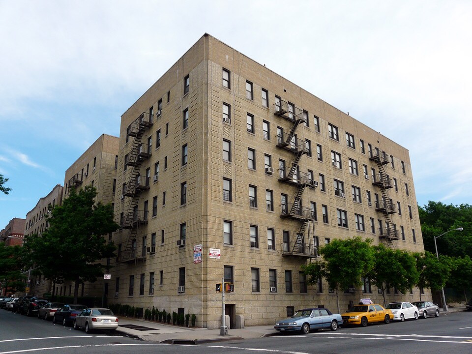 375 E 205th St in Bronx, NY - Foto de edificio