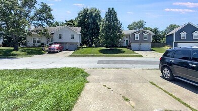1505 SW Highland Dr in Lee's Summit, MO - Foto de edificio - Building Photo