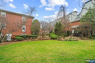 234 Columbia Ave, Unit 19 in Fort Lee, NJ - Building Photo - Building Photo