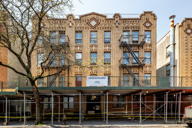 218 Rochester Avenue in Brooklyn, NY - Foto de edificio - Building Photo