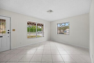1828 N Palmway in Lake Worth Beach, FL - Building Photo - Building Photo