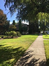 Powell Gardens Apartments in Portland, OR - Building Photo - Building Photo