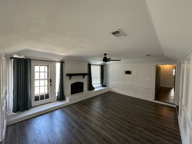 308 Northglen Dr in Hurst, TX - Building Photo - Building Photo