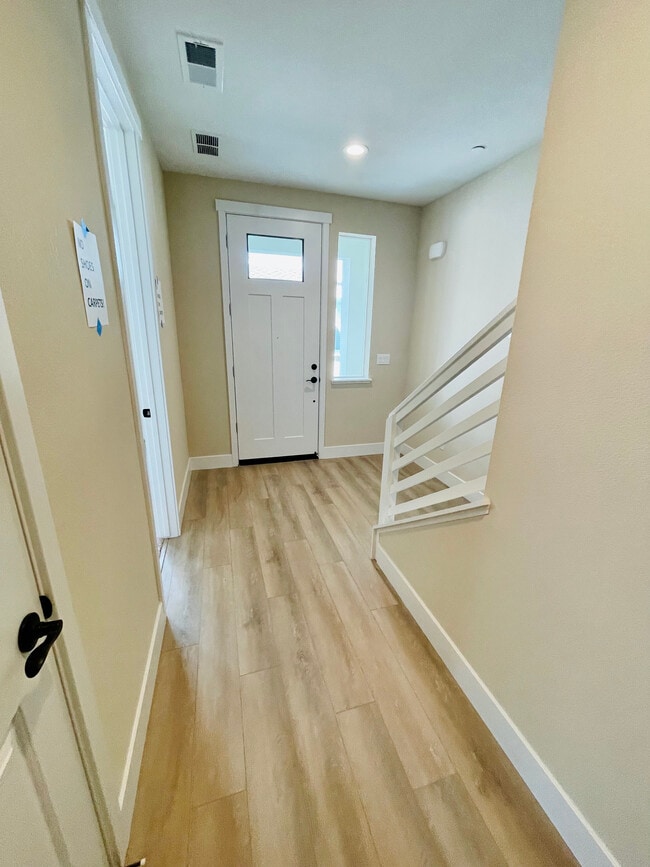 37333 Suncrest St in Newark, CA - Foto de edificio - Building Photo