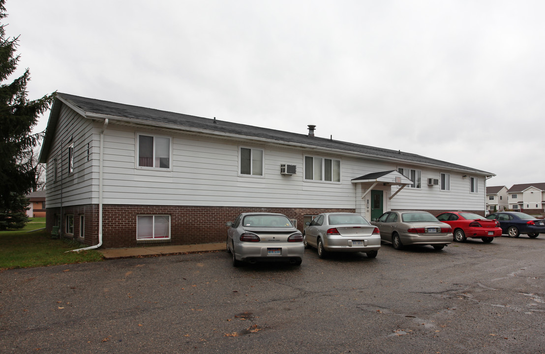 Nelson Arms Apartments in Charlotte, MI - Building Photo