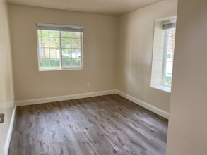 725 Greenwood Meadow Ln, Unit Unit 1 in Bakersfield, CA - Foto de edificio - Building Photo