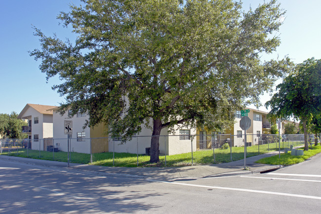 1780-1792 W 42nd Pl in Hialeah, FL - Foto de edificio - Building Photo