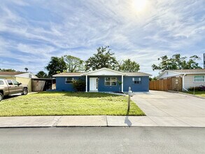 1300 Classic Dr in Holiday, FL - Building Photo - Building Photo