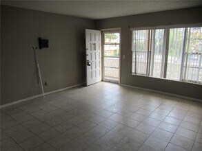 2466 Ecuadorian Way in Clearwater, FL - Building Photo - Building Photo