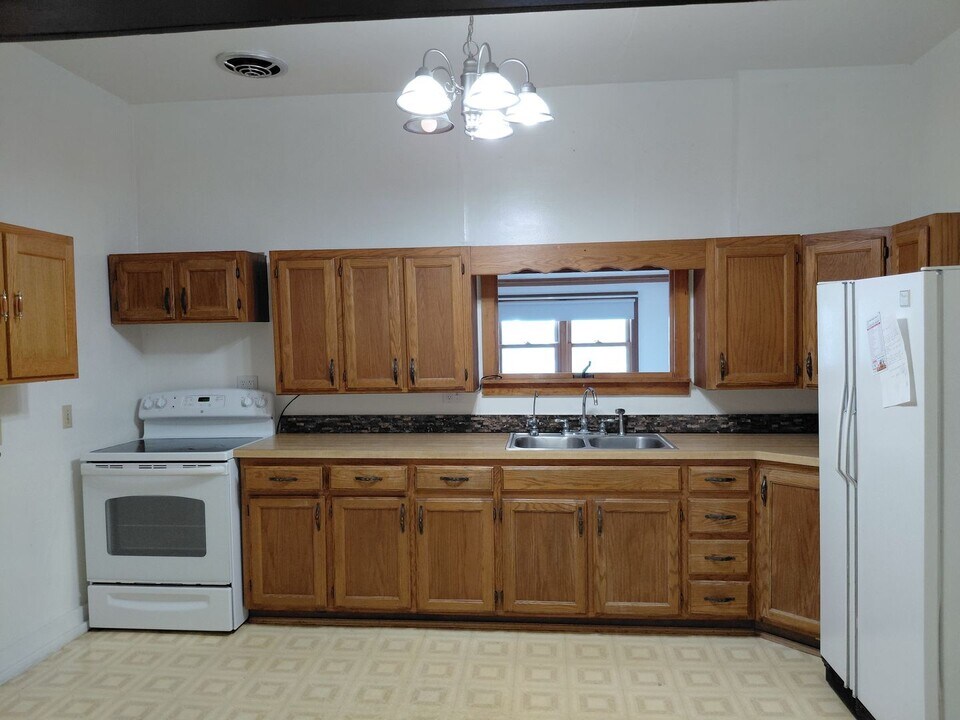 703 N 6th St in Saint Marys, KS - Building Photo