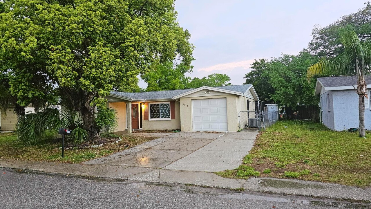 9116 Hunt Club Ln in Port Richey, FL - Foto de edificio
