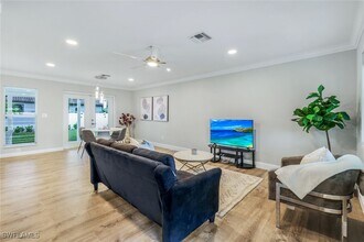 975 22nd Ave N in Naples, FL - Foto de edificio - Building Photo
