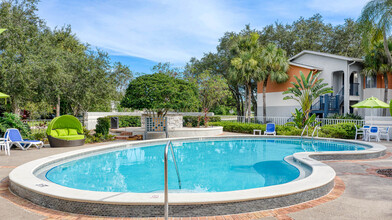 Malabar Lakes Apartments in Palm Bay, FL - Foto de edificio - Building Photo