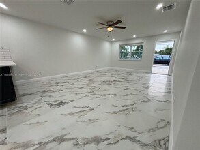 800 SW 7th St-Unit -802 in Hallandale Beach, FL - Foto de edificio - Building Photo