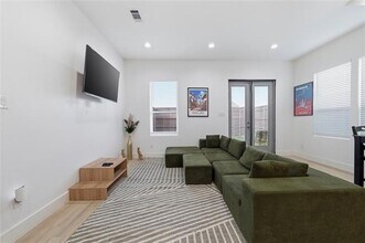 2404 Merlin St in Dallas, TX - Building Photo - Building Photo