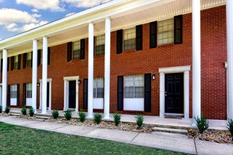 Markham Oaks in Little Rock, AR - Building Photo - Building Photo