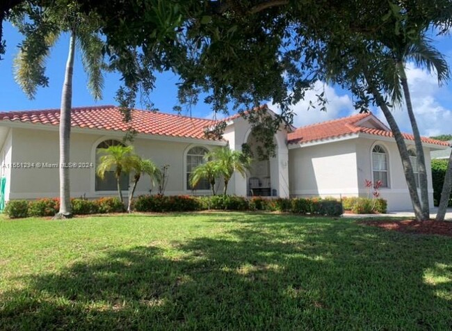 1833 N Bahama Ave in Marco Island, FL - Foto de edificio - Building Photo