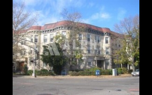 1247 Beacon St, Unit #1 in Brookline, MA - Foto de edificio - Building Photo