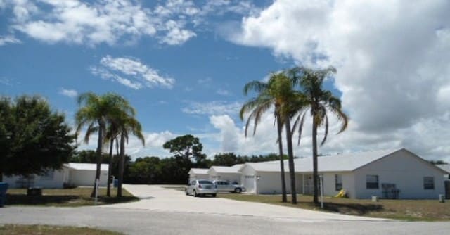 Colonial Heights Apartments in Vero Beach, FL - Foto de edificio - Building Photo