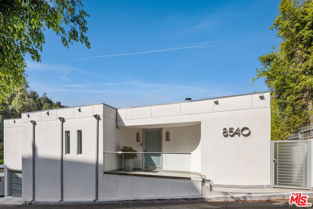 8540 Hillside Ave in Los Angeles, CA - Building Photo
