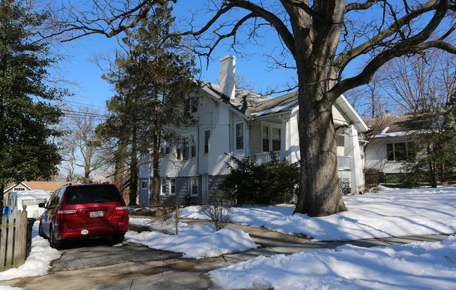 228 Manor Cir in Takoma Park, MD - Foto de edificio - Building Photo
