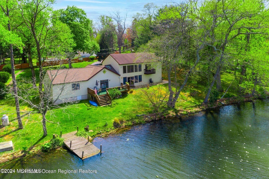 209 Pond Rd in Freehold, NJ - Building Photo