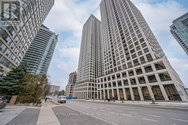 30 Elm Dr W in Mississauga, ON - Building Photo - Building Photo