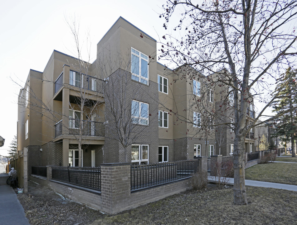 518 33rd St NW in Calgary, AB - Building Photo