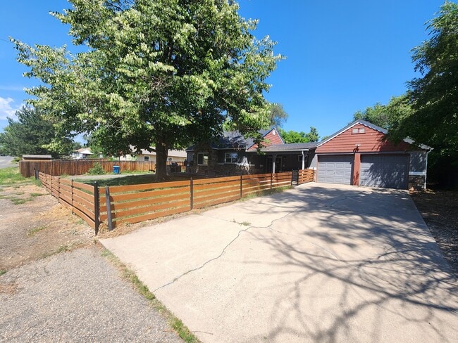 5527 W 8th Ave in Lakewood, CO - Foto de edificio - Building Photo