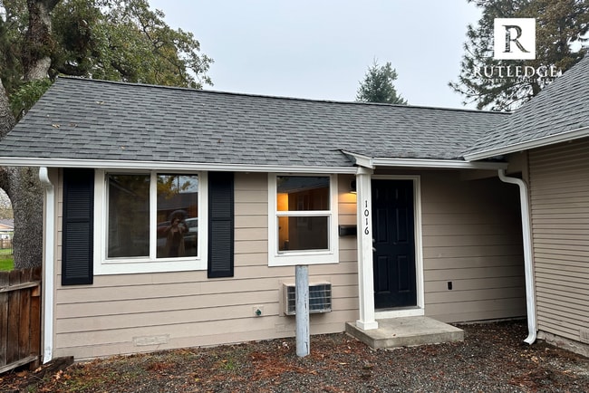 1016 W 11th St in Medford, OR - Foto de edificio - Building Photo