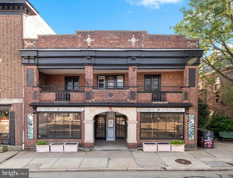 836 W Lancaster Ave in Bryn Mawr, PA - Building Photo