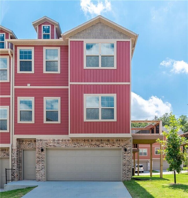2819 W Auburn Dr in Fayetteville, AR - Building Photo - Building Photo