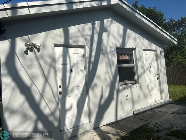 136 N 24th Ave in Hollywood, FL - Building Photo - Building Photo