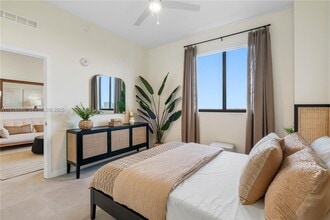 16395 Biscayne Blvd in North Miami Beach, FL - Foto de edificio - Building Photo