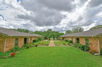 1600 S Palestine St in Athens, TX - Foto de edificio - Building Photo