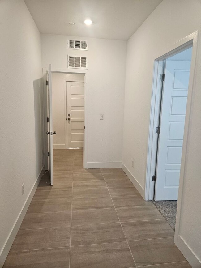 572 N Adler Ave in Clovis, CA - Building Photo - Building Photo