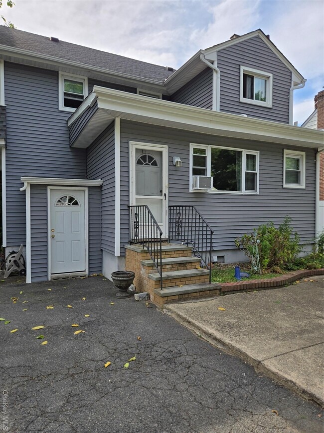 72 Pearsall Ave in Lynbrook, NY - Building Photo - Building Photo