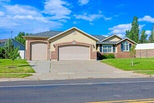 2093 E View Dr in South Weber, UT - Building Photo