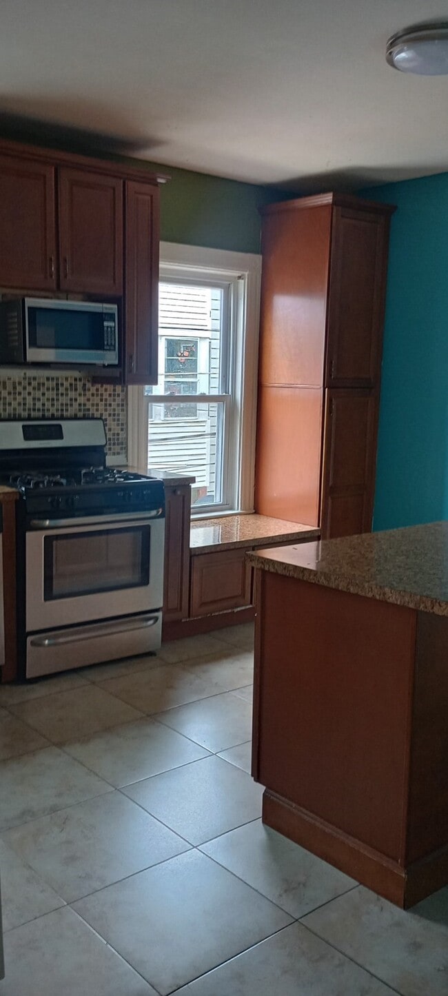 8 Dane St, Unit # 2 in Everett, MA - Foto de edificio - Building Photo