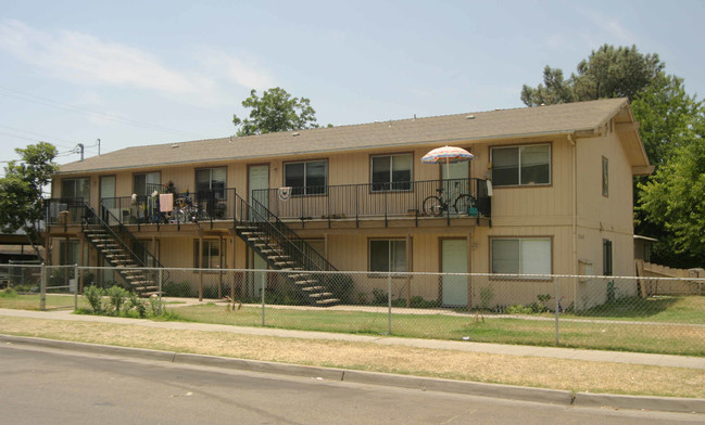 3340 E Clay Ave in Fresno, CA - Foto de edificio - Building Photo