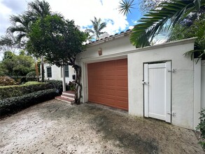 54 NW 106th St-Unit -Cottage in Miami Shores, FL - Foto de edificio - Building Photo