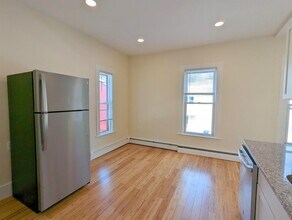 15 Cameron Ave, Unit 3 in Somerville, MA - Building Photo - Building Photo