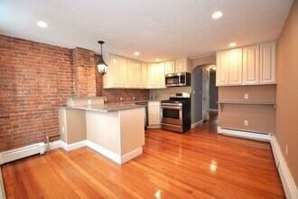 98 Emerson St, Unit 2 in Boston, MA - Foto de edificio - Building Photo