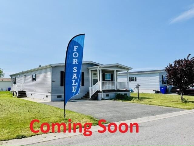 829 Willowbrook Dr in Lockport, NY - Building Photo