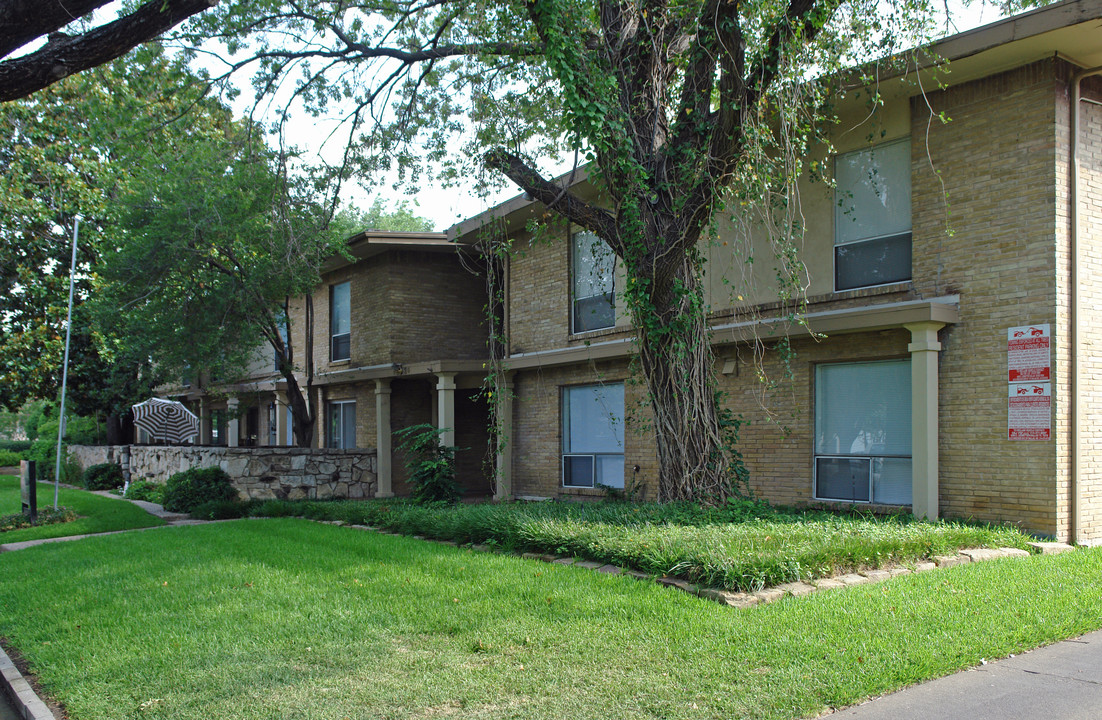 Villas On Bowser in Dallas, TX - Building Photo