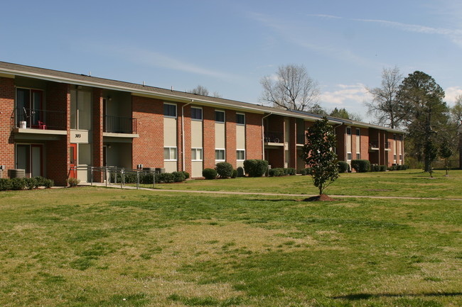 Cross Creek Apartments in Portsmouth, VA - Building Photo - Building Photo