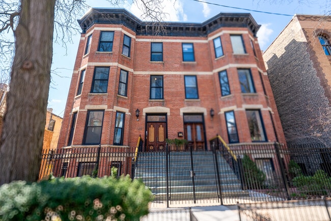 property at 2208 N Sedgwick St